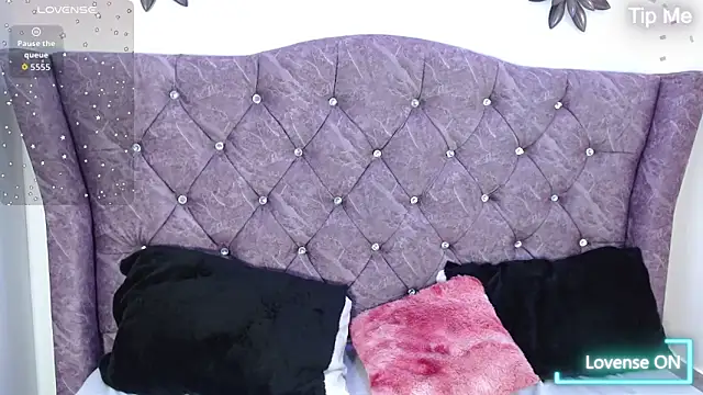 Snapshot of luna_starr69 chatting on 11/18/25, 01:14 luna starr69 online show from 11/18/25, 01:14