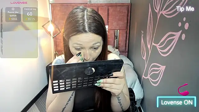Snapshot of Isa_Thompson__ chatting on 10/05/25, 12:29 Isa Thompson online show from 10/05/25, 12:29