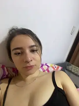 Snapshot of karla-thomsom10 chatting on 12/22/25, 04:29 karla-thomsom10 online show from 12/22/25, 04:29