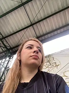 Snapshot of karla-thomsom10 chatting on 02/15/26, 01:21 karla-thomsom10 online show from 02/15/26, 01:21