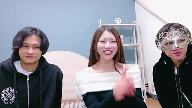 Snapshot of Reto-sama chatting on 10/22/25, 04:06 Reto-sama online show from 10/22/25, 04:06