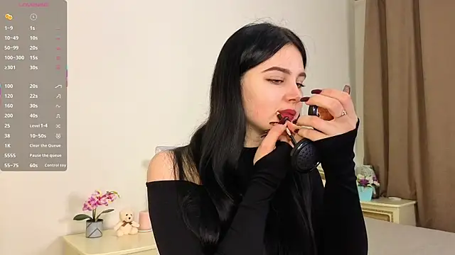 EnricaElis online show from 11/17/25, 08:02