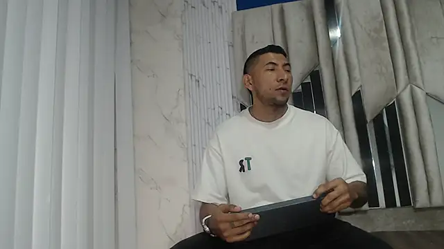 Snapshot of Morganandmegan chatting on 11/27/25, 11:10 Morganandmegan online show from 11/27/25, 11:10