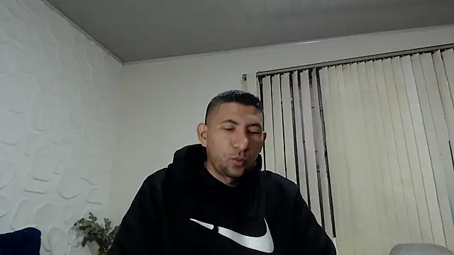 Snapshot of Morganandmegan chatting on 11/19/25, 11:21 Morganandmegan online show from 11/19/25, 11:21