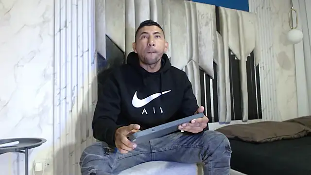 Snapshot of Morganandmegan chatting on 10/25/25, 11:20 Morganandmegan online show from 10/25/25, 11:20