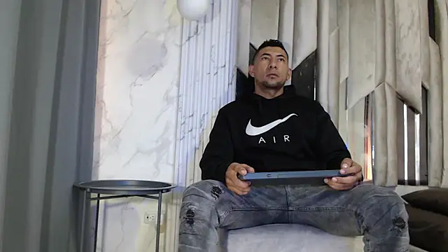 Snapshot of Morganandmegan chatting on 11/08/25, 11:25 Morganandmegan online show from 11/08/25, 11:25