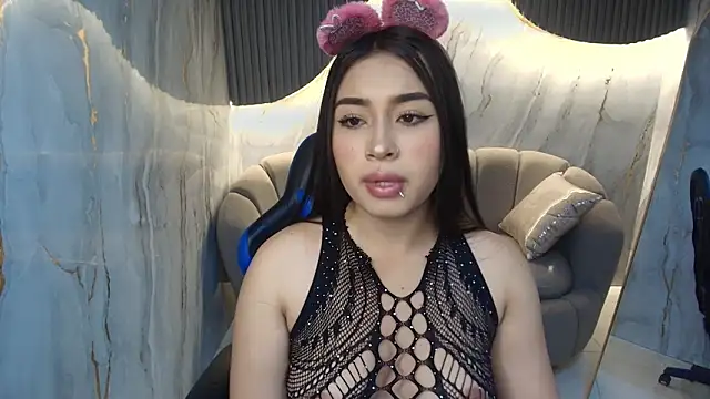 Snapshot of martina1_r chatting on 10/20/25, 12:49 martina1 r online show from 10/20/25, 12:49