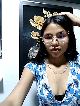 Snapshot of SofieLove_01 chatting on 10/05/25, 07:43 SofieLove 01 online show from 10/05/25, 07:43