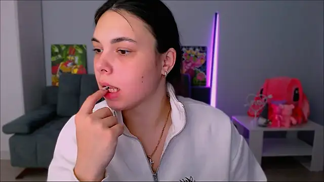 queenofthesense  online show from 11/17/25, 10:52