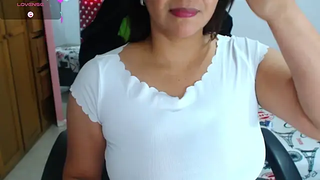 Snapshot of hiilarybrown chatting on 09/13/25, 09:15 hiilarybrown online show from 09/13/25, 09:15