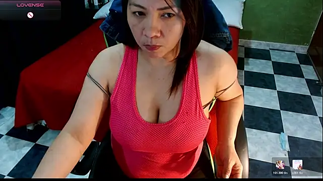 Snapshot of hiilarybrown chatting on 07/16/26, 12:29 hiilarybrown online show from 07/16/26, 12:29