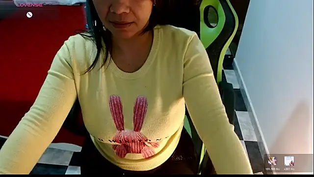 Snapshot of hiilarybrown chatting on 07/12/26, 04:13 hiilarybrown online show from 07/12/26, 04:13