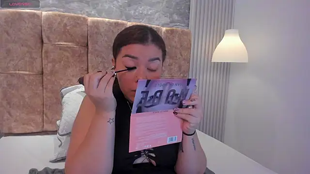 Snapshot of leilapons chatting on 11/11/25, 10:04 leilapons online show from 11/11/25, 10:04