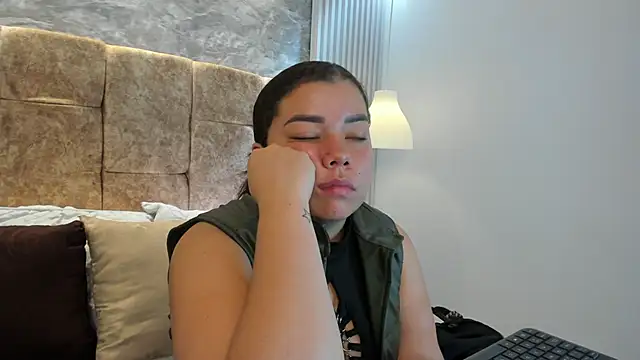 Snapshot of leilapons chatting on 10/25/25, 06:52 leilapons online show from 10/25/25, 06:52