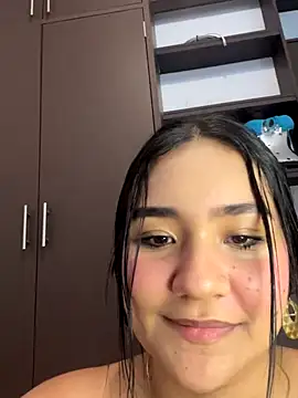 Snapshot of noa_moon chatting on 12/21/25, 04:08 noa moon online show from 12/21/25, 04:08