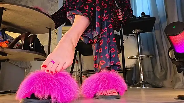 Feet Heelss online show from 11/10/25, 09:36