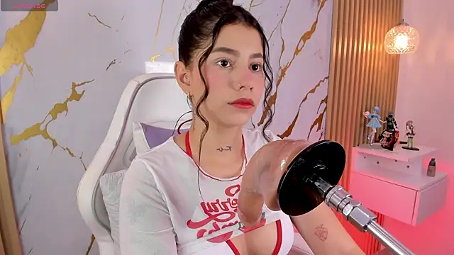 alissaowens  online show from 11/12/25, 11:47