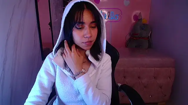 Snapshot of cristal11_ch chatting on 10/18/25, 11:01 cristal11 ch online show from 10/18/25, 11:01