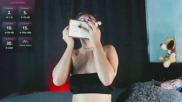 EVAH LEE  online show from 11/13/25, 03:43