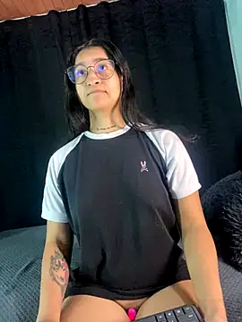 EVAH LEE  online show from 11/12/25, 03:21