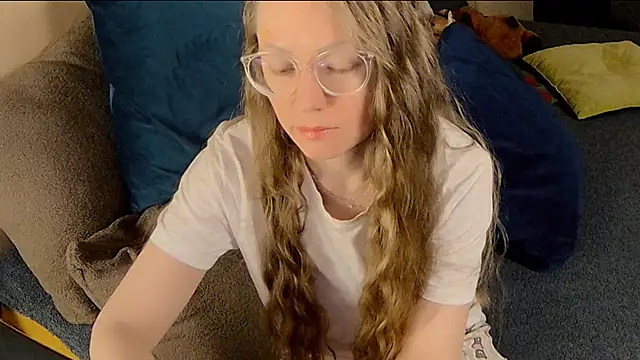 Snapshot of _Goldilocks_ chatting on 10/28/25, 06:07 Goldilocks online show from 10/28/25, 06:07