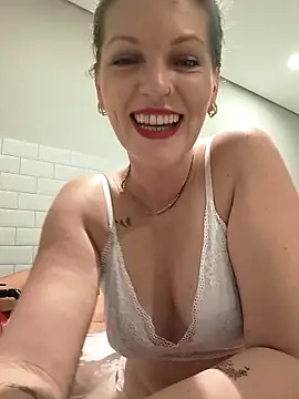 Karlacasada online show from 10/25/25, 01:49