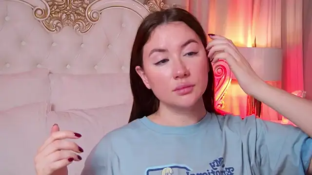 Snapshot of MeganStrain chatting on 12/19/25, 03:32 MeganStrain online show from 12/19/25, 03:32