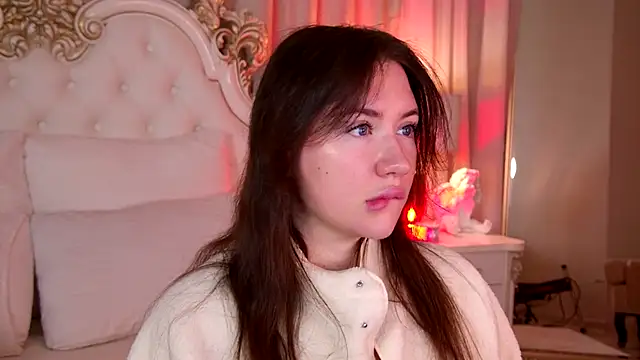 Snapshot of MeganStrain chatting on 12/17/25, 03:33 MeganStrain online show from 12/17/25, 03:33