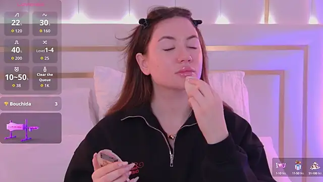 Snapshot of MeganStrain chatting on 10/04/25, 03:30 MeganStrain online show from 10/04/25, 03:30