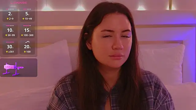 Snapshot of MeganStrain chatting on 10/27/25, 03:07 MeganStrain online show from 10/27/25, 03:07