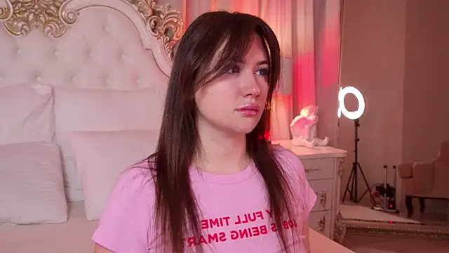 Snapshot of MeganStrain chatting on 12/18/25, 03:00 MeganStrain online show from 12/18/25, 03:00