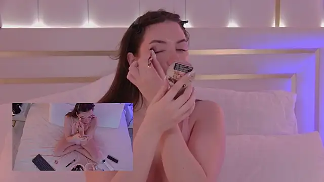 Snapshot of MeganStrain chatting on 09/30/25, 03:45 MeganStrain online show from 09/30/25, 03:45