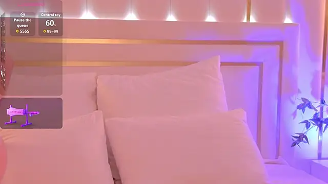 Snapshot of MeganStrain chatting on 10/21/25, 03:06 MeganStrain online show from 10/21/25, 03:06