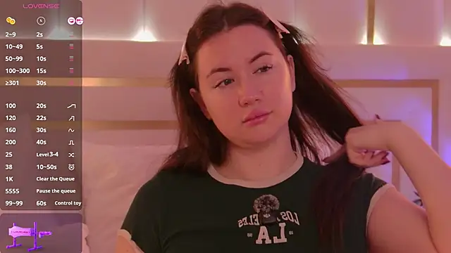 Snapshot of MeganStrain chatting on 11/25/25, 03:07 MeganStrain online show from 11/25/25, 03:07