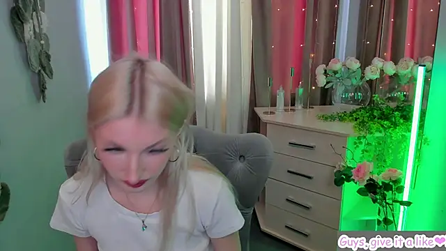 Snapshot of Sarrah_blush chatting on 09/25/25, 08:20 Sarrah blush online show from 09/25/25, 08:20