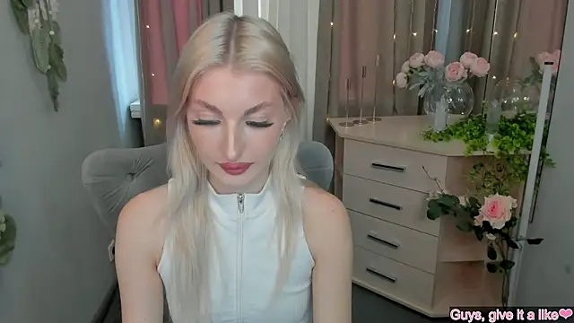 Snapshot of Sarrah_blush chatting on 09/18/25, 08:17 Sarrah blush online show from 09/18/25, 08:17