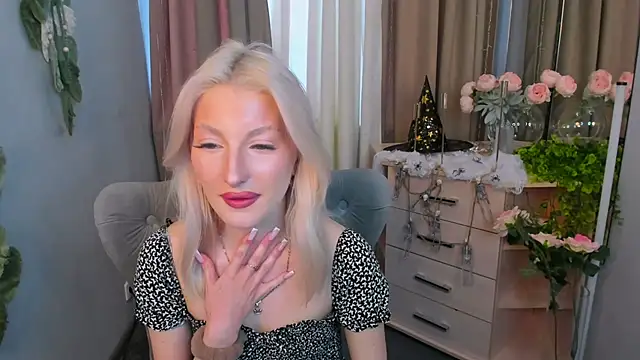 Snapshot of Sarrah_blush chatting on 10/21/25, 01:10 Sarrah blush online show from 10/21/25, 01:10