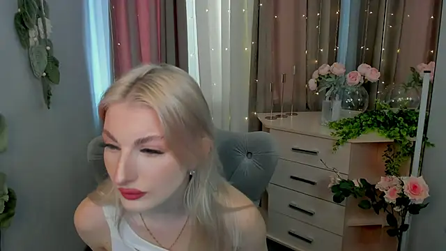Snapshot of Sarrah_blush chatting on 09/17/25, 08:16 Sarrah blush online show from 09/17/25, 08:16