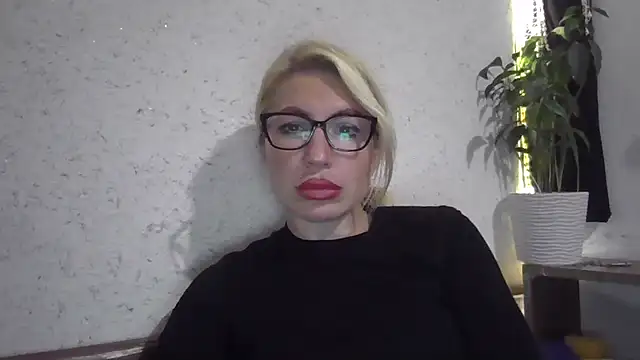 Snapshot of fox_red_lady7 chatting on 10/13/25, 03:35 fox red lady7 online show from 10/13/25, 03:35