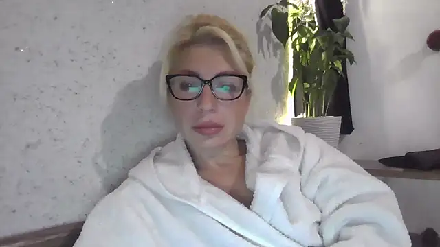 Snapshot of fox_red_lady7 chatting on 10/08/25, 07:25 fox red lady7 online show from 10/08/25, 07:25