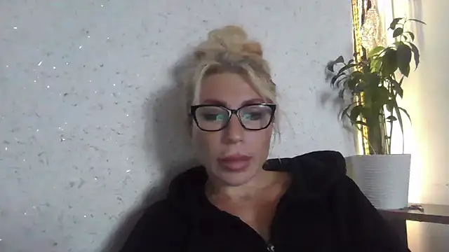Snapshot of fox_red_lady7 chatting on 10/20/25, 10:05 fox red lady7 online show from 10/20/25, 10:05