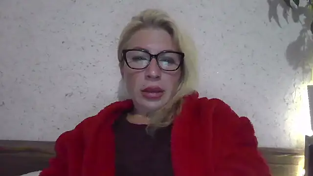 Snapshot of fox_red_lady7 chatting on 10/05/25, 07:04 fox red lady7 online show from 10/05/25, 07:04