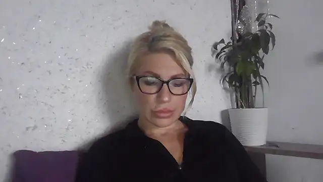 Snapshot of fox_red_lady7 chatting on 10/18/25, 09:55 fox red lady7 online show from 10/18/25, 09:55