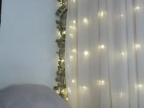 Snapshot of lishainparis18 chatting on 11/22/25, 07:35 lishainparis18 online show from 11/22/25, 07:35