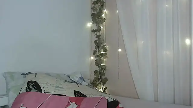 lishainparis18 online show from 12/22/25, 01:55