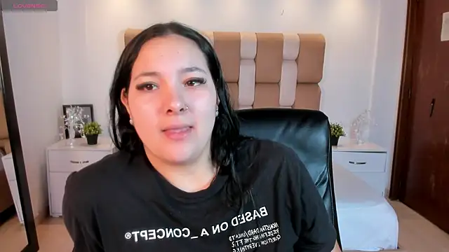 Snapshot of sofiacaramel chatting on 12/18/25, 04:11 sofiacaramel online show from 12/18/25, 04:11