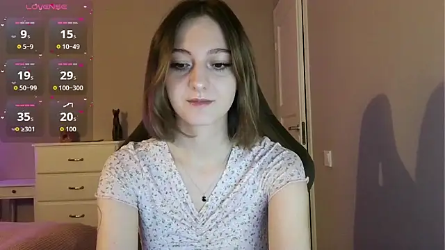Snapshot of white_liillyy chatting on 06/15/26, 07:57 white liillyy online show from 06/15/26, 07:57