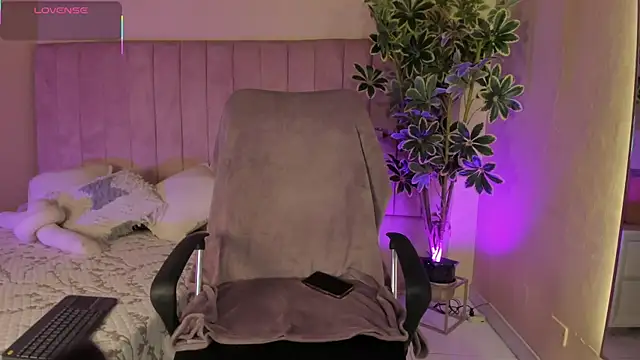 Mia mtnz02 online show from 01/13/26, 02:59