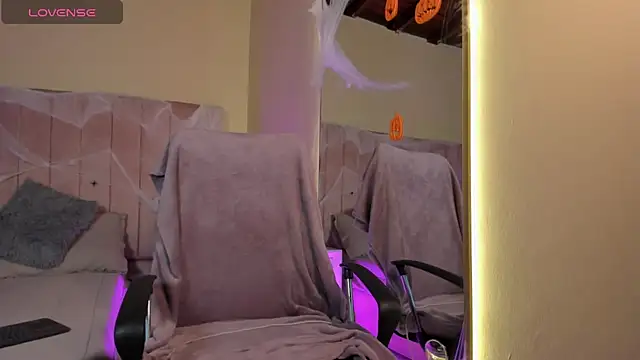 Mia mtnz02 online show from 10/24/25, 01:04