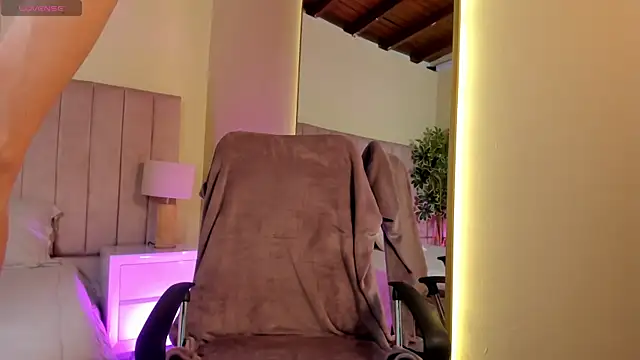 Mia mtnz02 online show from 09/15/25, 11:05